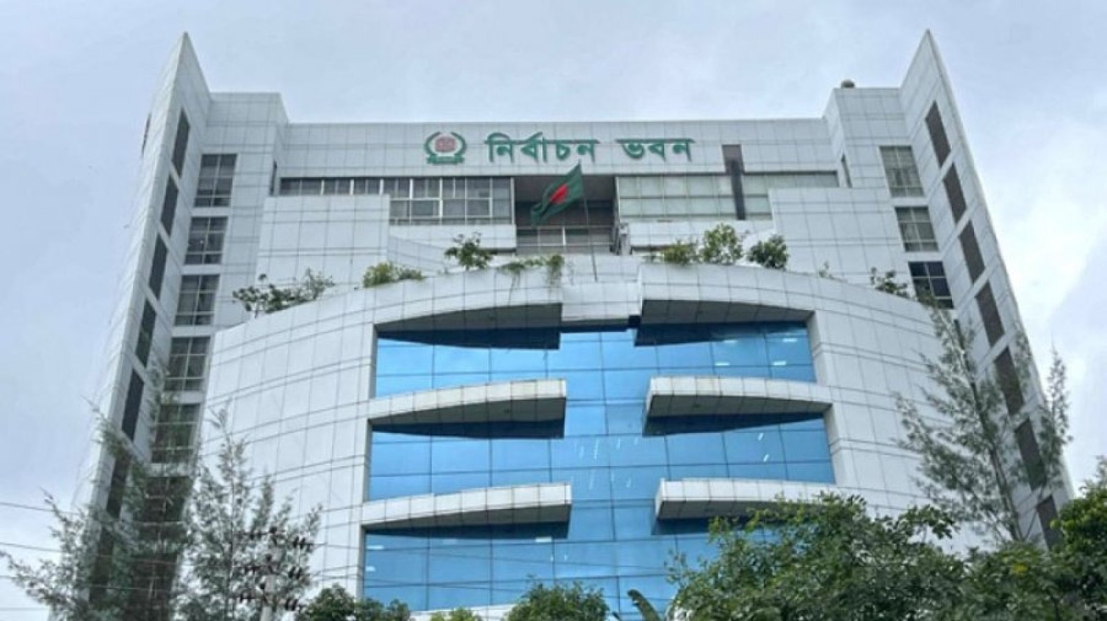 নির্বাচনি দৌড়ে ১০৭ নারী প্রার্থী