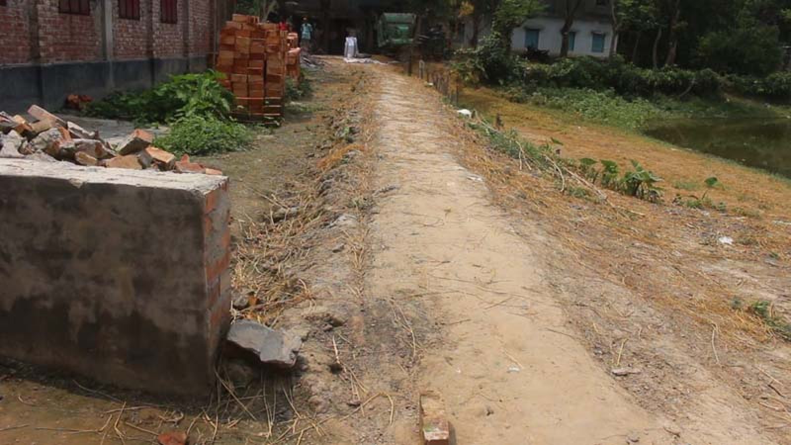 বদলগাছীতে রাস্তায় প্রাচীর নির্মাণ, ভুক্তভোগীদের বিরুদ্ধে মামলা