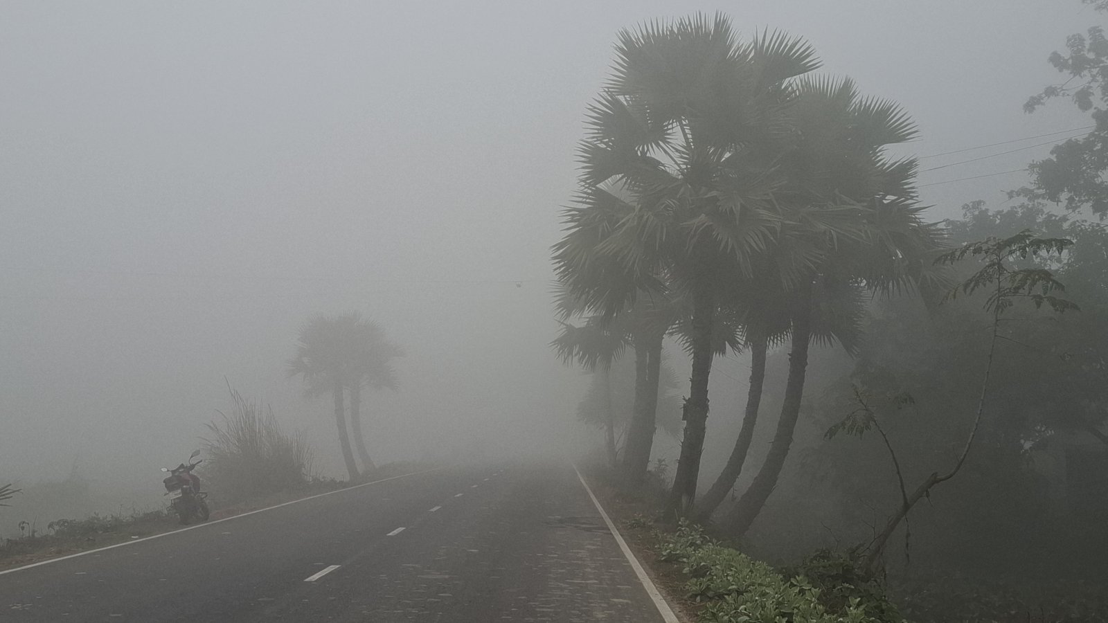 ৬ দশমিক ৭ ডিগ্রিতে কাঁপছে নওগাঁর জনপদ