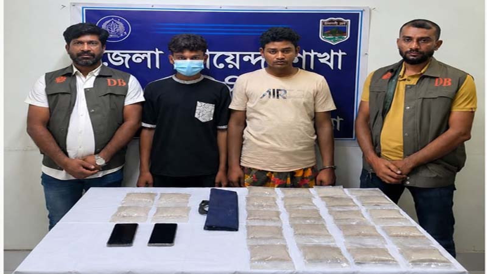 চাঁপাইনবাবগঞ্জে দুই কোটি ৩২লাখ টাকার হিরোইন ও মটরসহ আটক ২