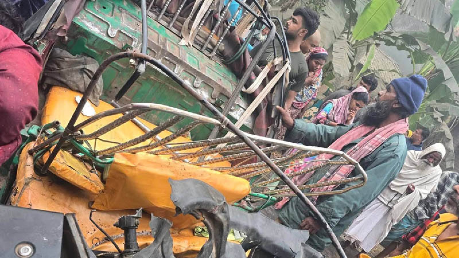 বাঘায় সিএনজি-ভটভটির মুখোমুখি সংঘর্ষে নিহত ৩