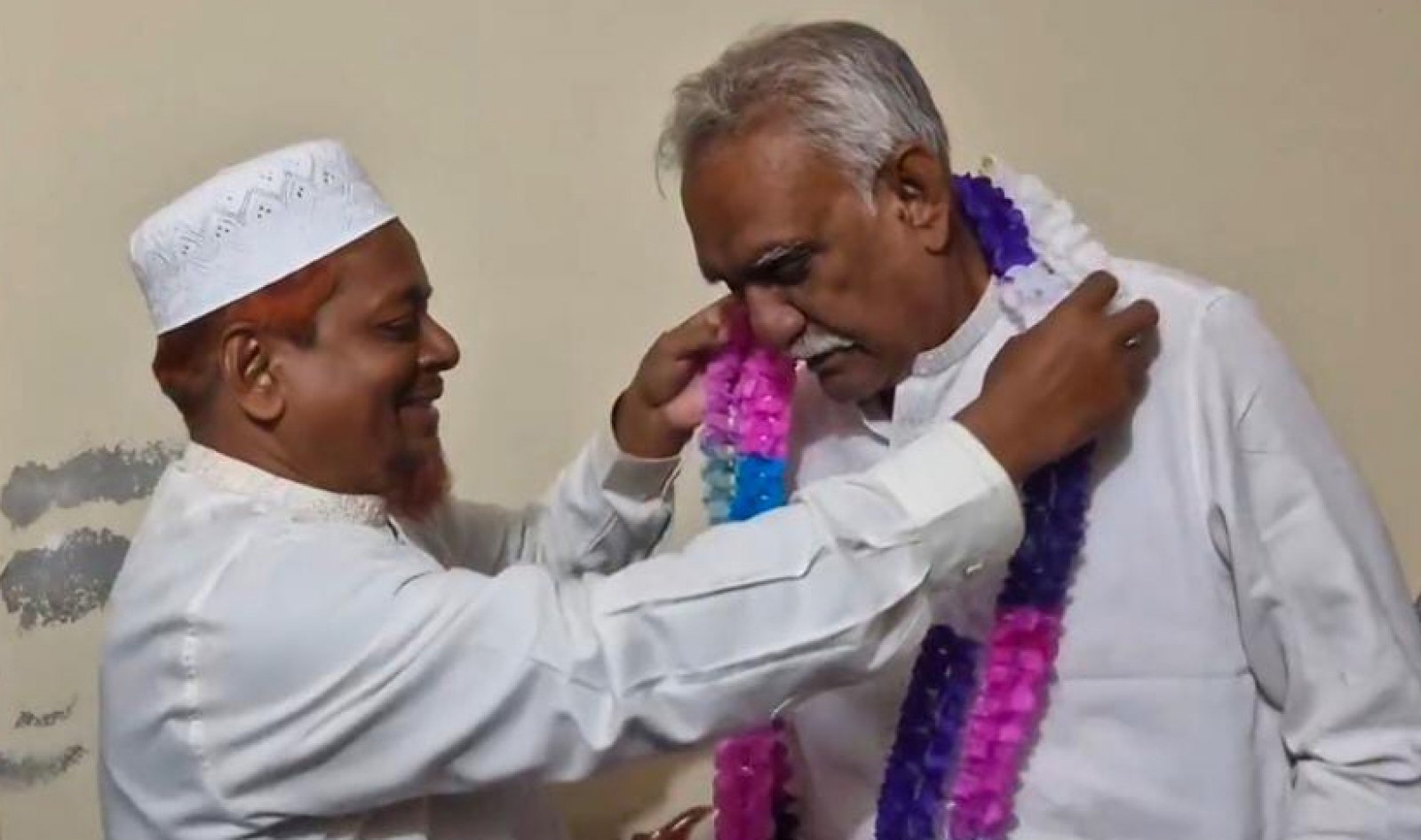 রাজশাহী-৬ আসনে বিজয়ী চাঁদকে ফুলের মালা দিলেন পরাজিত প্রার্থী