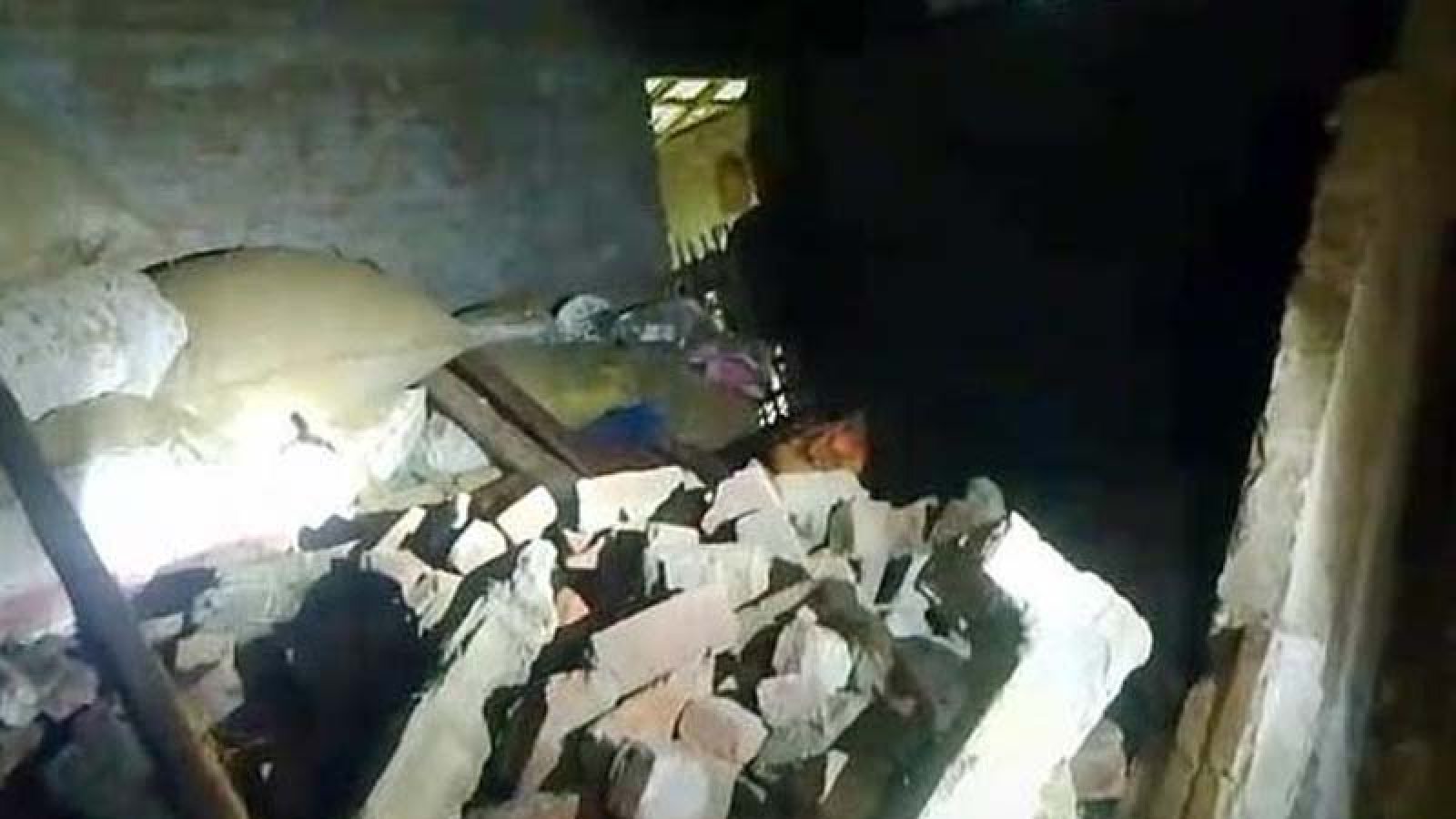 চাঁপাইনবাবগঞ্জে মেঝেতে পুঁতে রাখা ৩০ বোমার বিস্ফোরণ