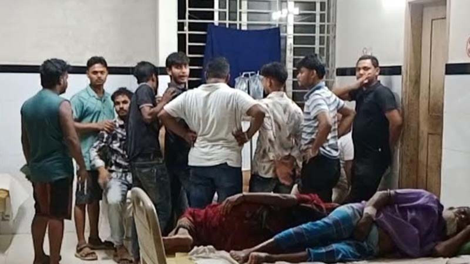 হাসাহাসি নিয়ে সংঘর্ষ, আহত ৬