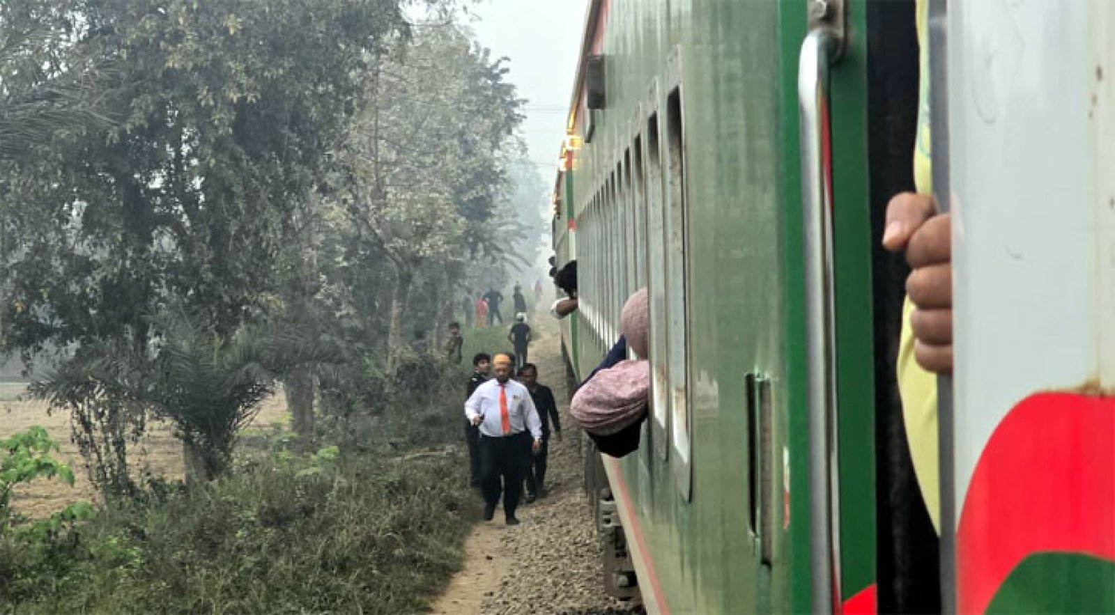 অল্পের জন্য বড় দুর্ঘটনা থেকে রক্ষা পেল জাহানাবাদ এক্সপ্রেস ট্রেন