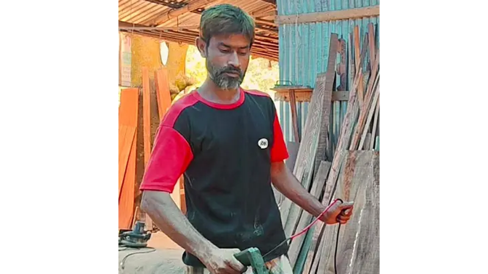 চাঁপাইনবাবগঞ্জের কাঠমিস্ত্রী নাসিমুল ৪৫ বছর বয়সে এস এস সি পরীক্ষায় কৃতকার্য