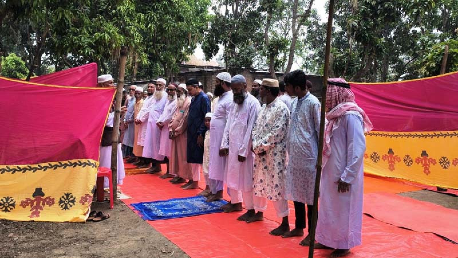 সৌদি আরবের সাথে মিল রেখে নওগাঁয় ইদের জামাত