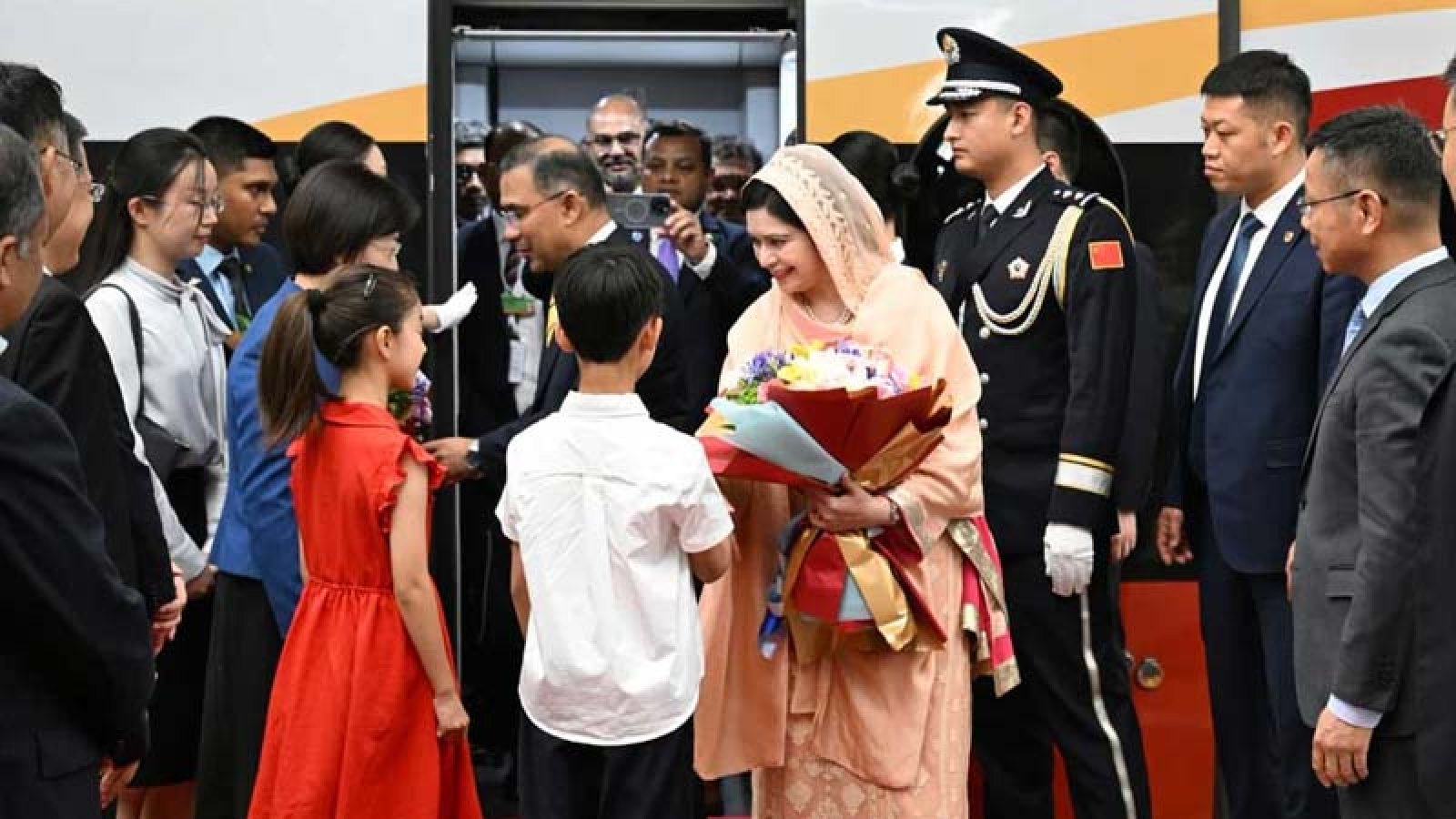 বেইজিংয়ে প্রধানমন্ত্রীকে লাল গালিচা সংবর্ধনা