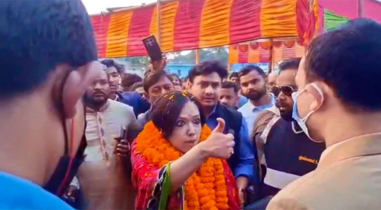 নির্বাহী হাকিমকে বৃদ্ধাঙ্গুলি দেখানোয় রুমিন ফারহানাকে তলব