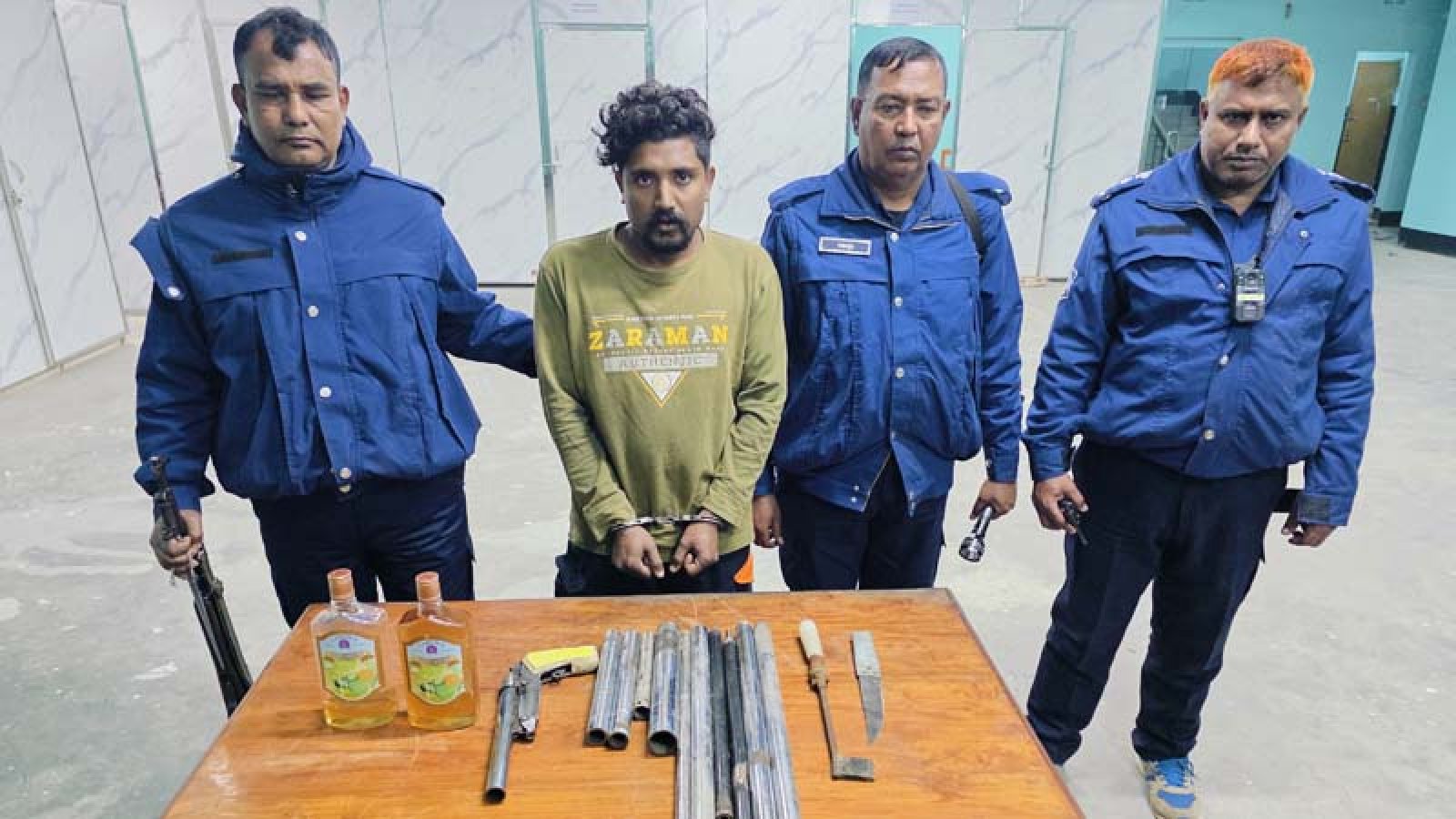 সিংড়ায় যৌথ বাহিনীর অভিযানে অস্ত্র তৈরির সরঞ্জামসহ আটক ১