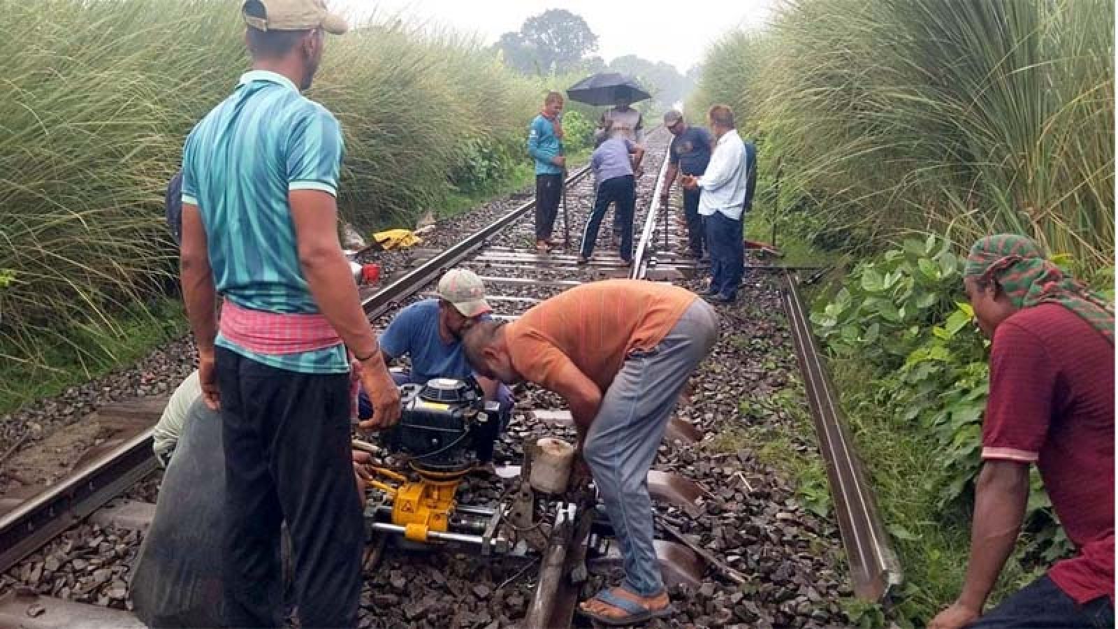 রাজশাহীতে রেললাইনে ফাটল, তিন ঘণ্টা পর ট্রেন চলাচল শুরু