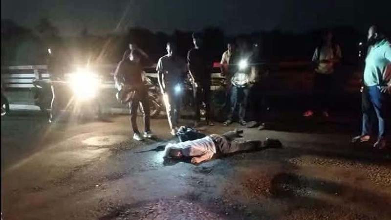 রাতে সাতক্ষীরার সড়কে ঝরল ২ প্রাণ
