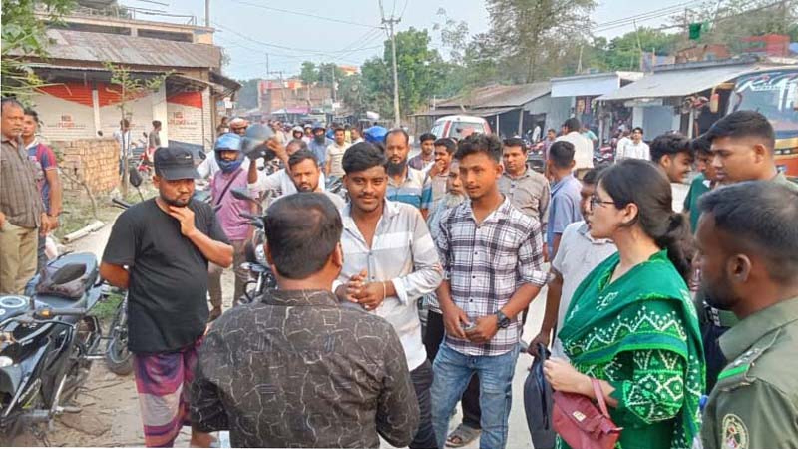 বাঘায় কাগজ ছাড়া তেল নিতে গিয়ে দুই মোটরসাইকেল মালিকের জরিমানা