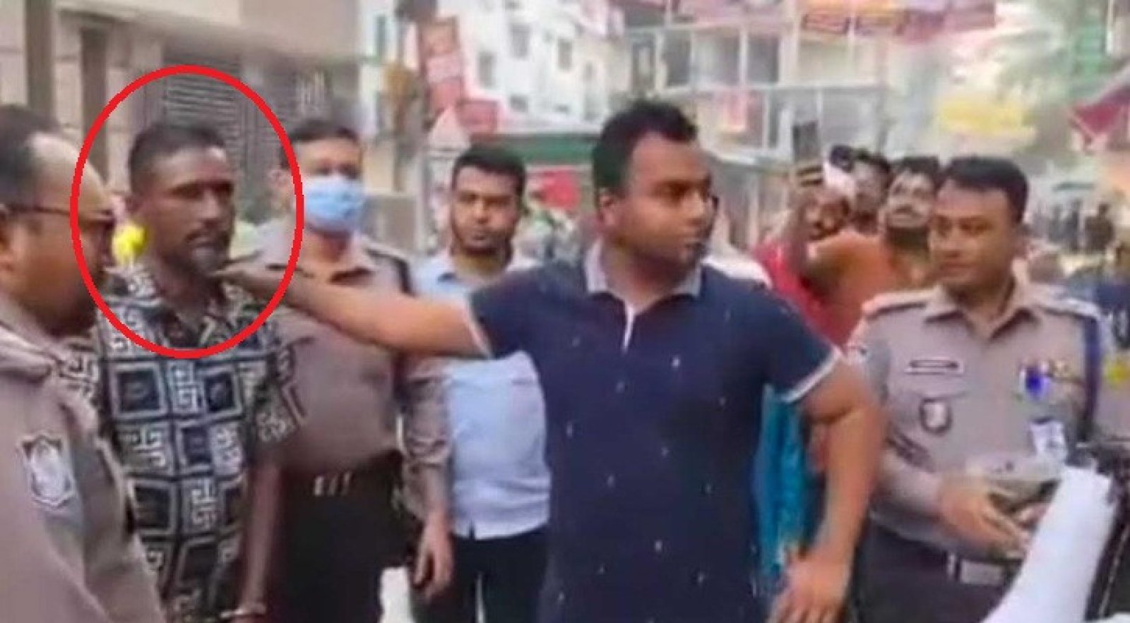মোহাম্মদপুরে চাঁদাবাজ গ্রেপ্তার, হাতকড়া পরিয়ে মাইকিং পুলিশের