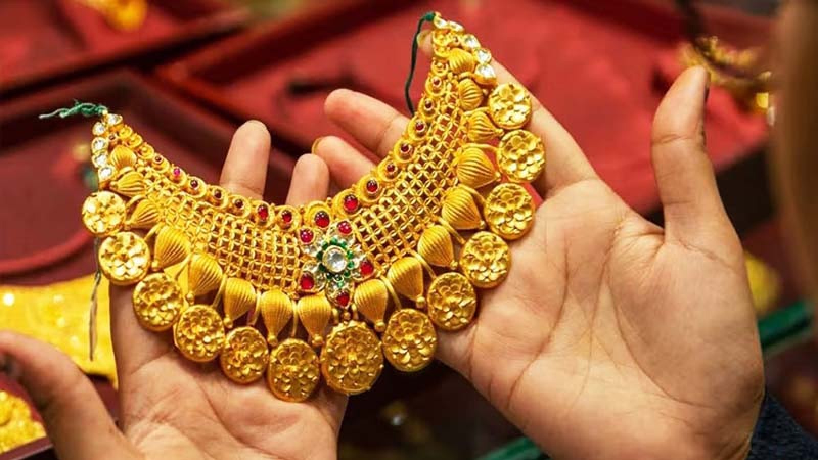 চার দফায় কমল সোনার দাম