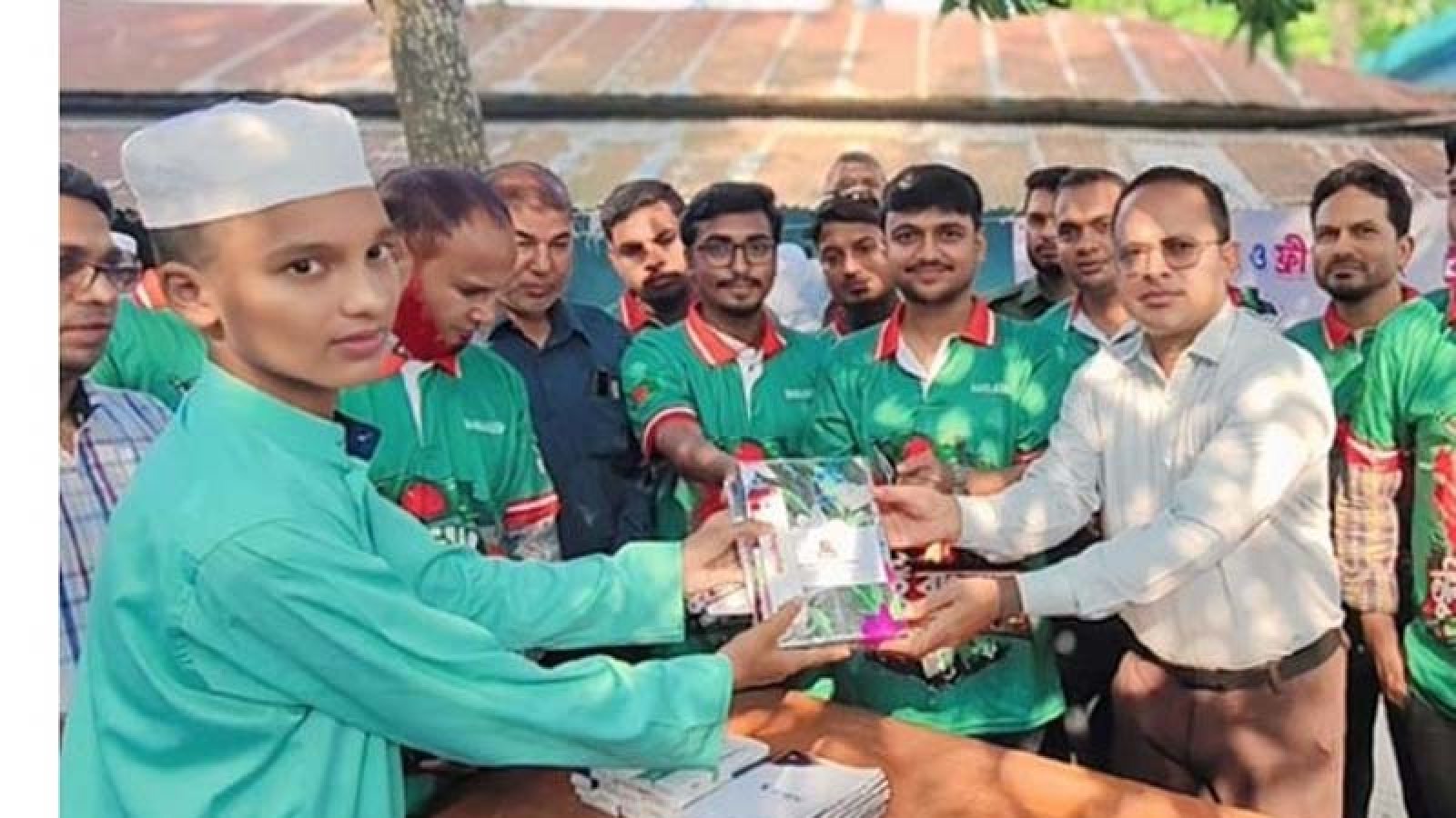 গোমস্তাপুরে মাদ্রাসা শিক্ষার্থীদের বিনামূল্যে চিকিৎসাসেবা ও ওষুধ দেয়া হোল।