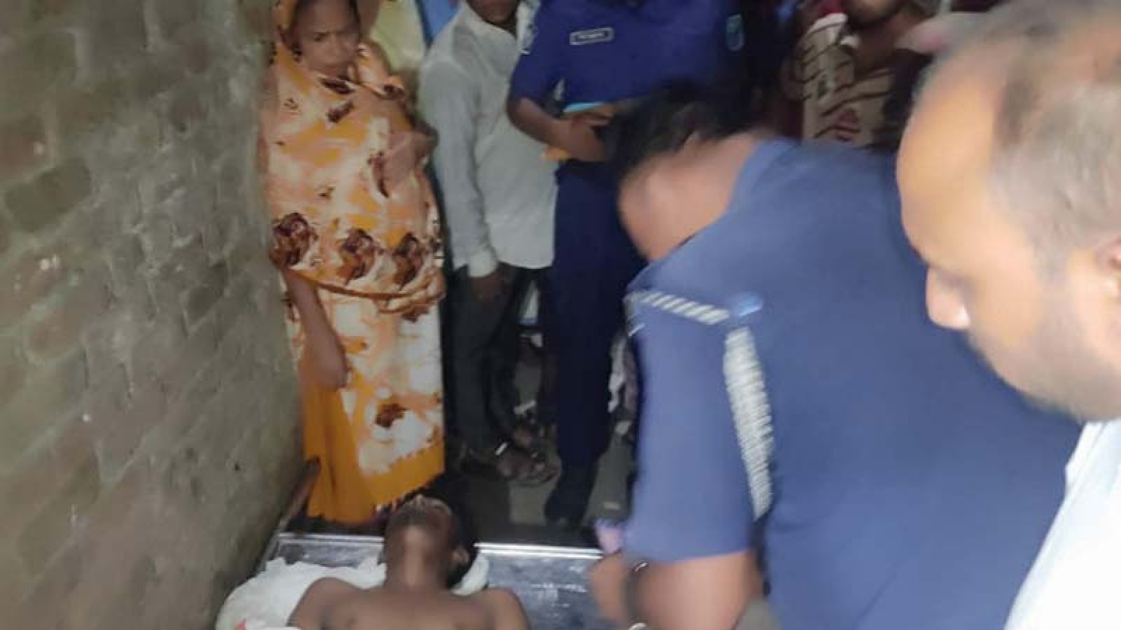 ফতুল্লায় মসজিদের ইমামের বাহিনীর গণপিটুনিতে যুবকের মৃত্যু