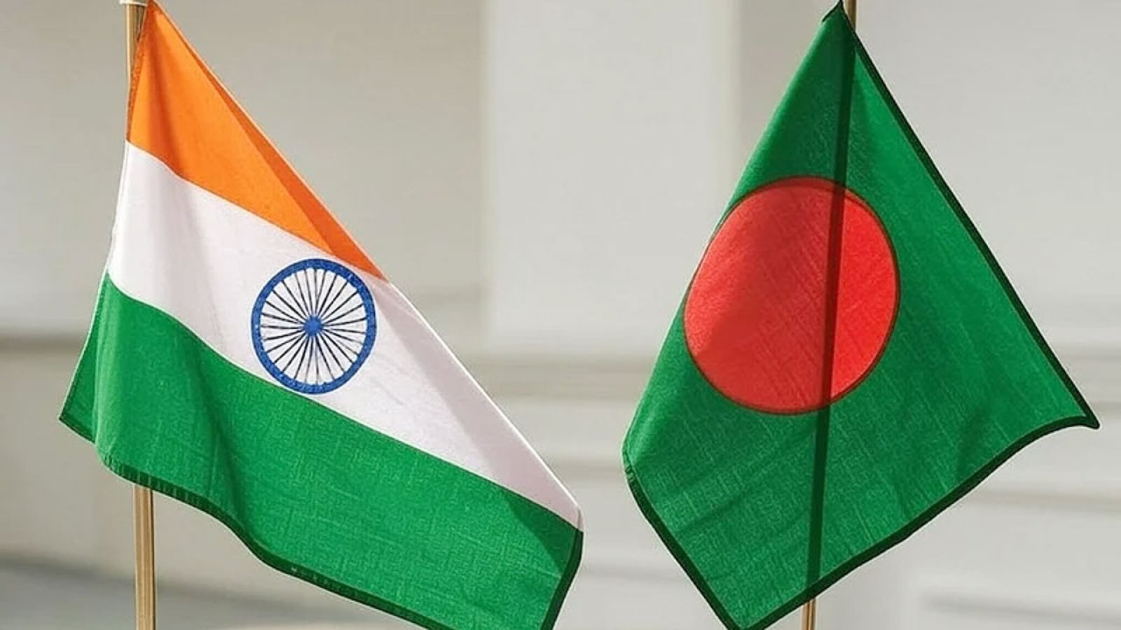 বাংলাদেশ থেকে কূটনীতিকদের পরিবারের সদস্যদের ‘সরাচ্ছে’ ভারত