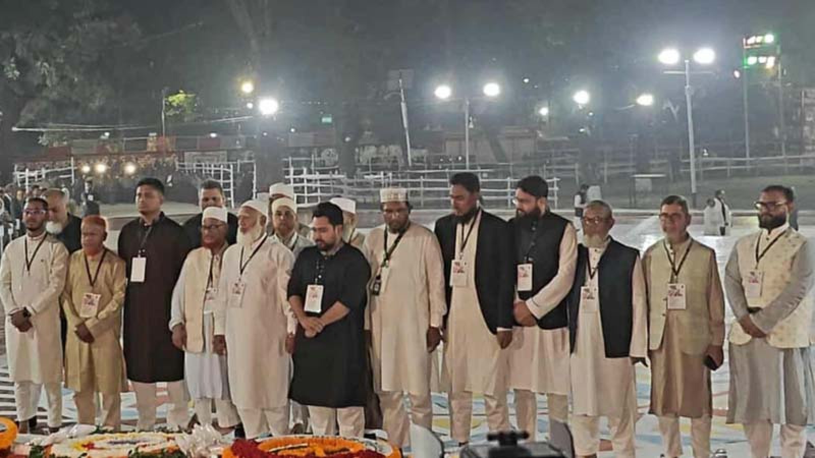 প্রথমবার শহীদ মিনারে ফুল দিল জামায়াত, শহীদ বেদিতে দাঁড়িয়ে দোয়া