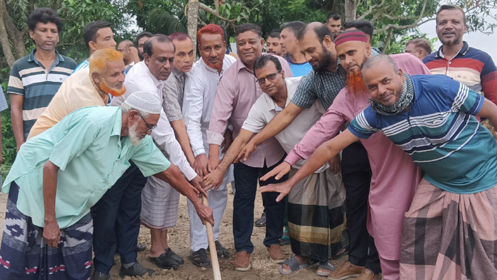 কেশরহাটে বিএনপির উদ্যোগে বিধবার বাড়ি পাকাকরণ কাজের উদ্বোধন