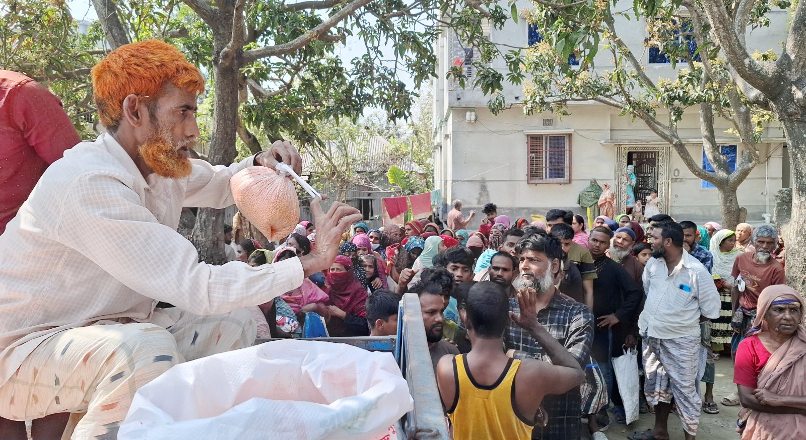 ভ্রাম্যমাণ ট্রাকের টিসিবির পণ্যে স্বস্তি মিললেও নাভিঃশ্বাসে নওগাঁর ভোক্তারা