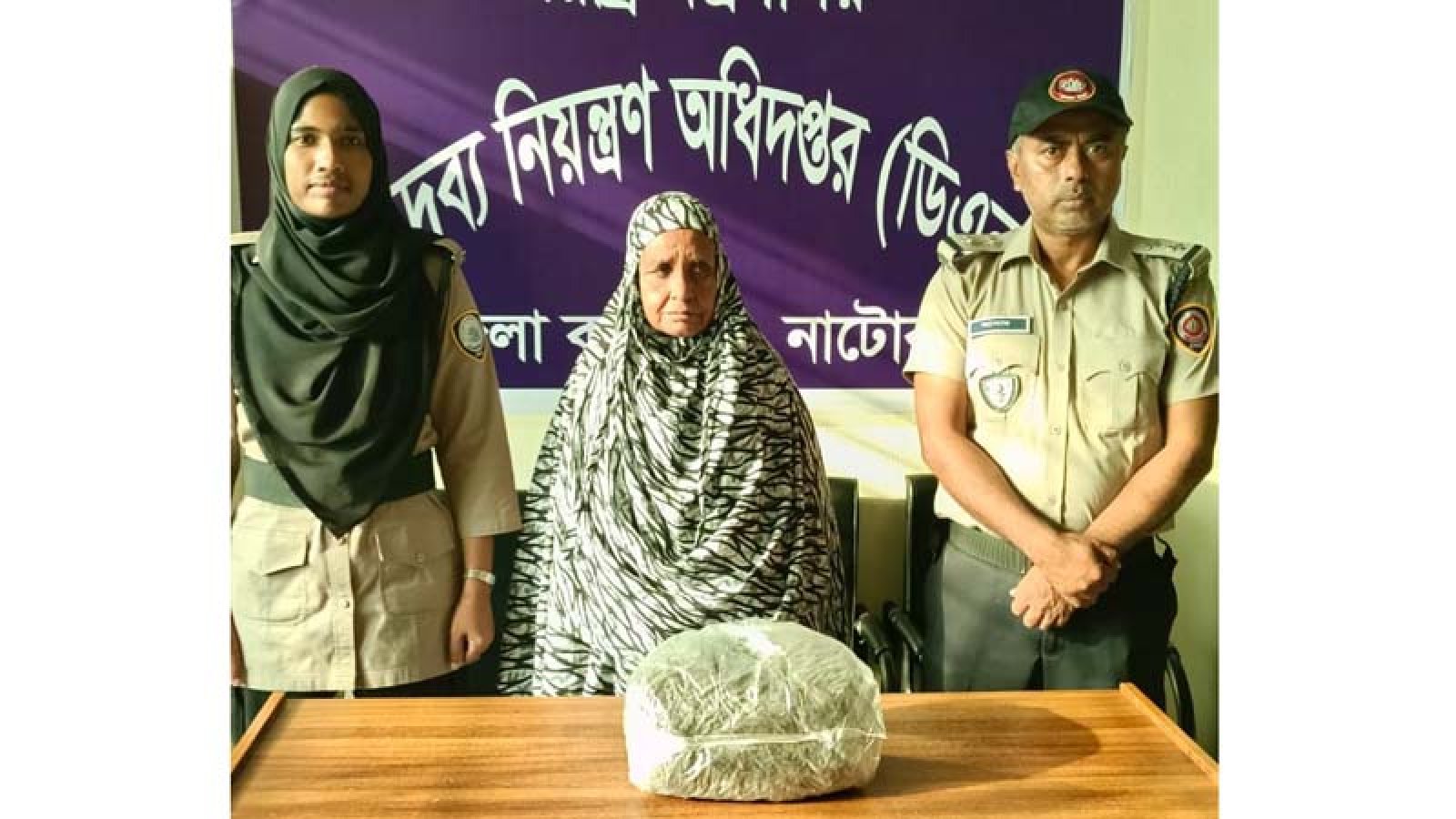 নাটোরে দুই কেজি গাঁজাসহ নারী মাদক ব্যবসায়ী গ্রেপ্তার