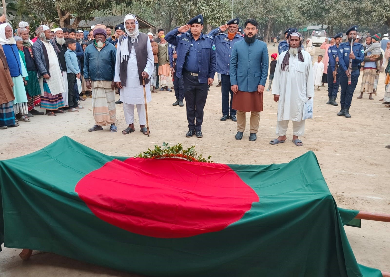 পোরশায় মুক্তিযোদ্ধা আবু বক্কার সিদ্দিককে রাষ্ট্রীয় মর্যদায় দাফন