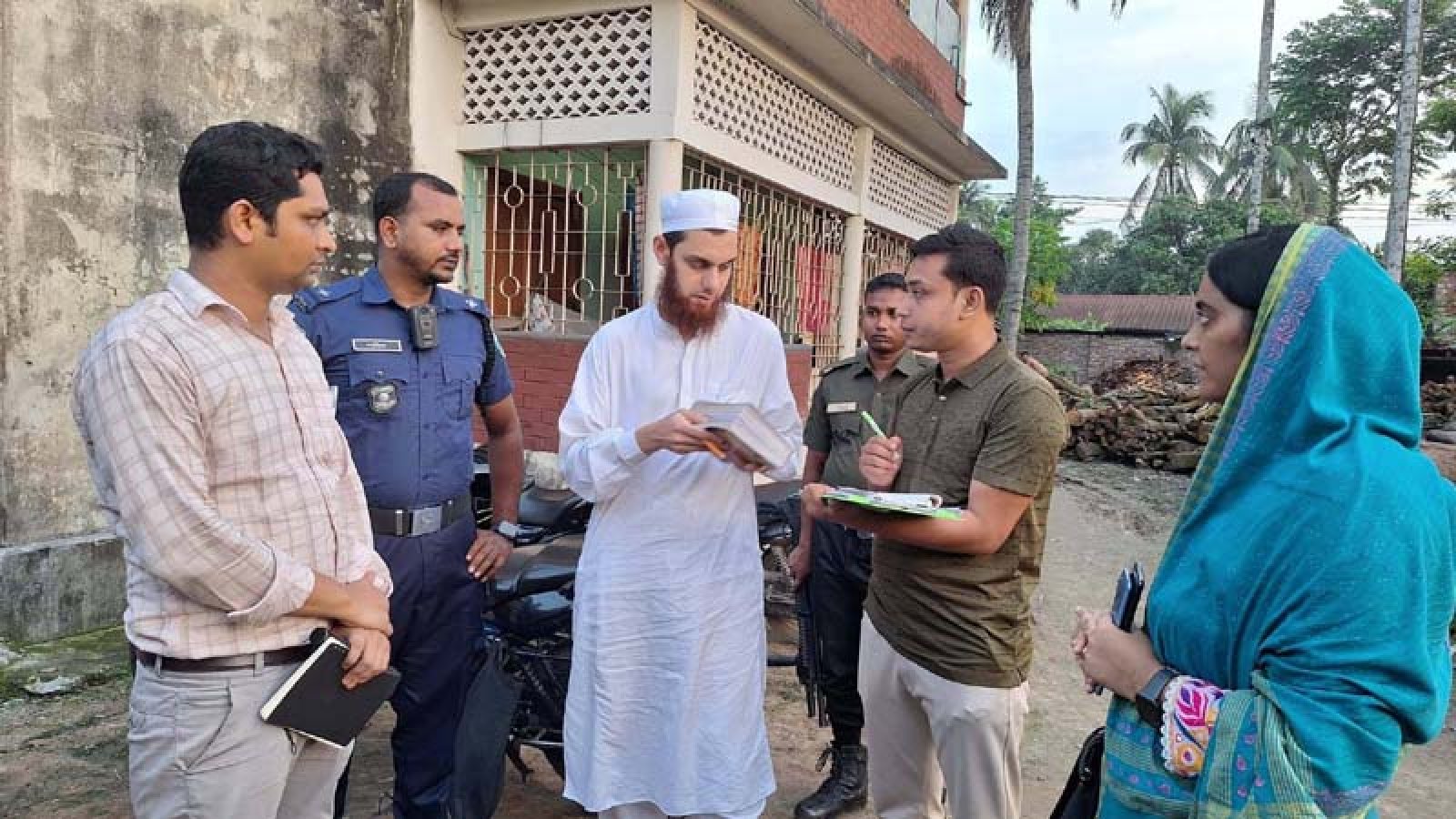 বাঘায় বেশি দামে সার বিক্রির অভিযোগে দুই ডিলারের ২০ হাজার টাকা জরিমানা