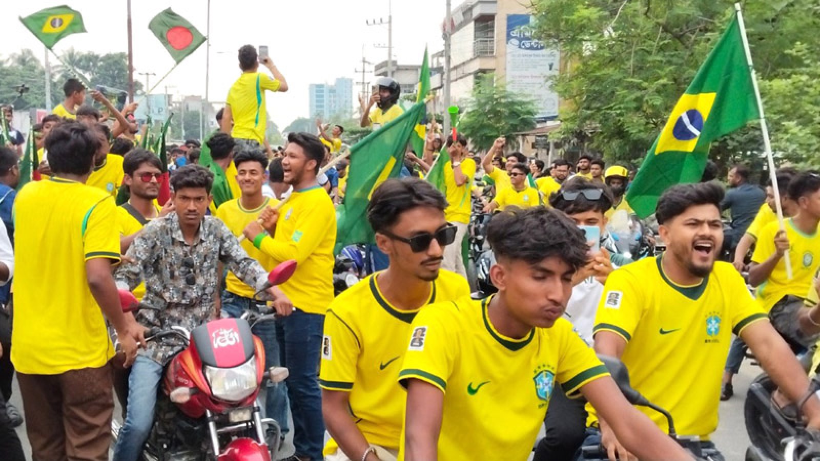 ঈশ্বরদীতে ব্রাজিল সমর্থকদের শোভাযাত্রা