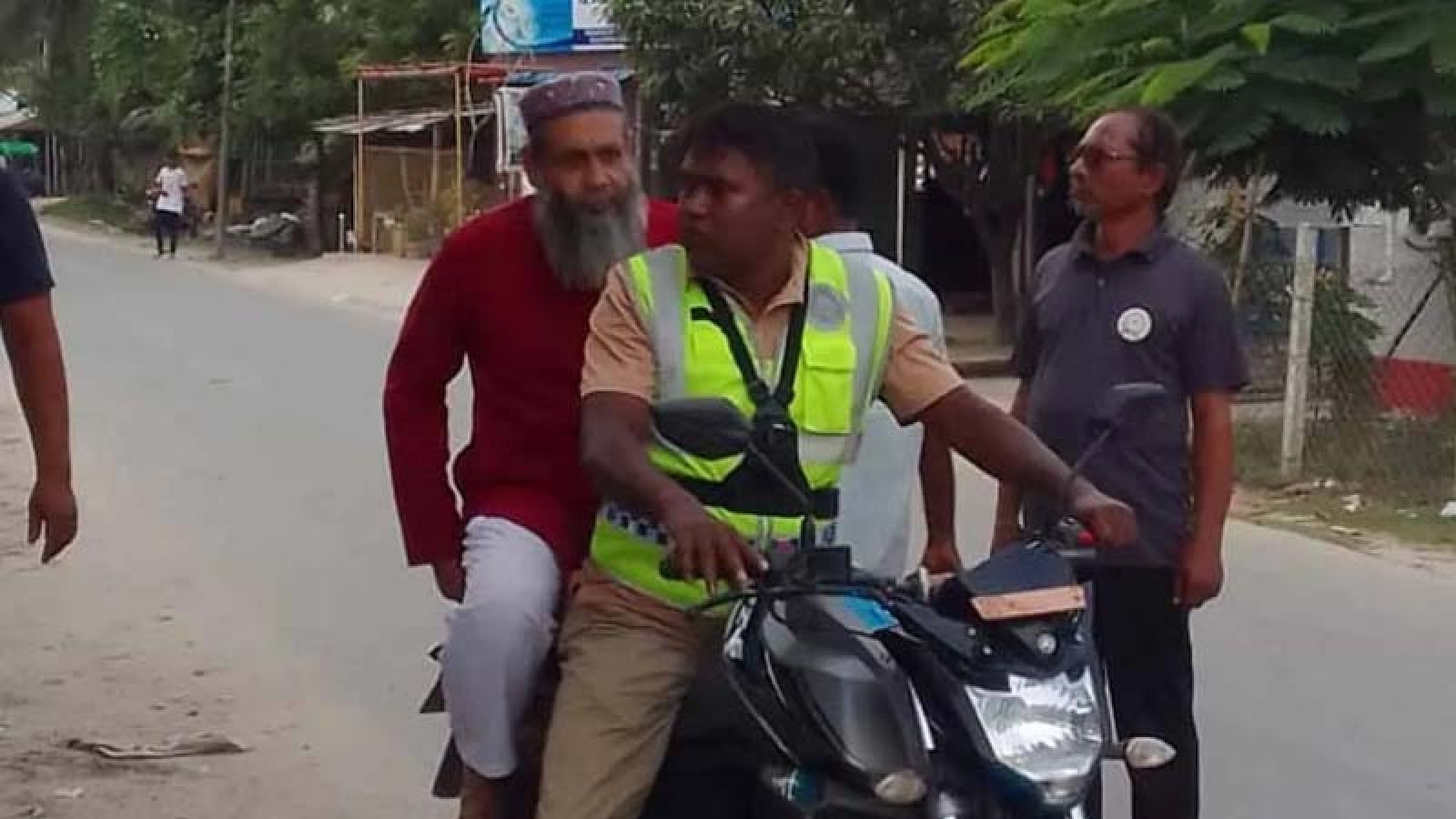প্রধানমন্ত্রীর নির্দেশে বাসায় পৌঁছে দেওয়া হলো কুষ্টিয়ার সেই শিক্ষককে