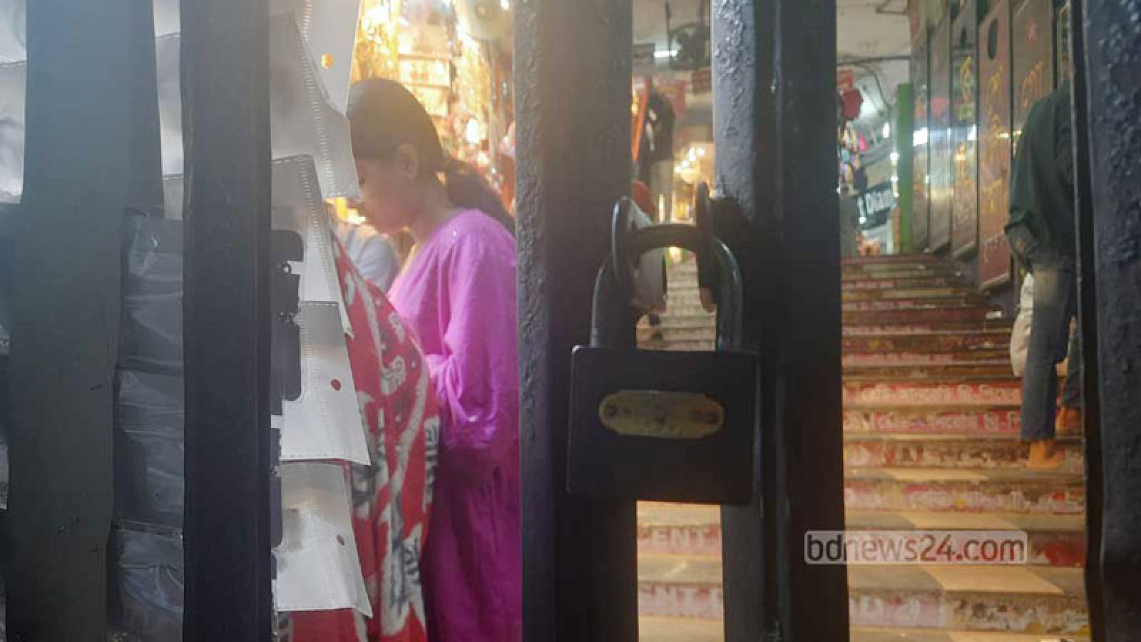 দোকান বন্ধ সন্ধ্যা ৭টায়: ‘বিক্রি কমেছে ৩০% পর্যন্ত’