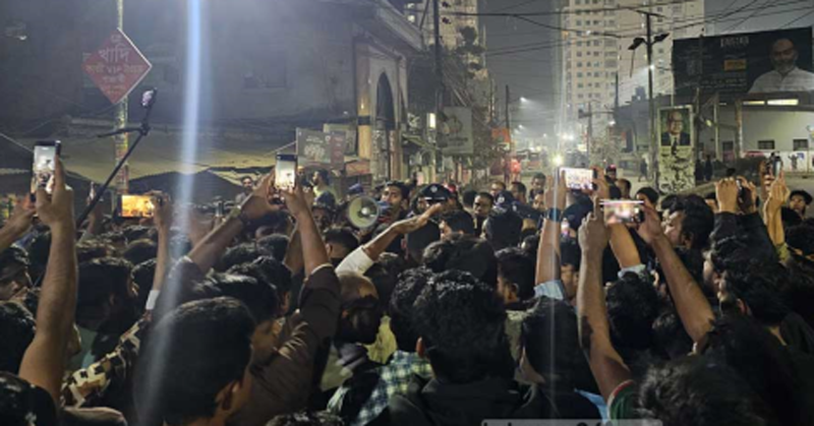 চরে শিক্ষার্থীর লাশ, সড়ক আটকে বিক্ষোভ