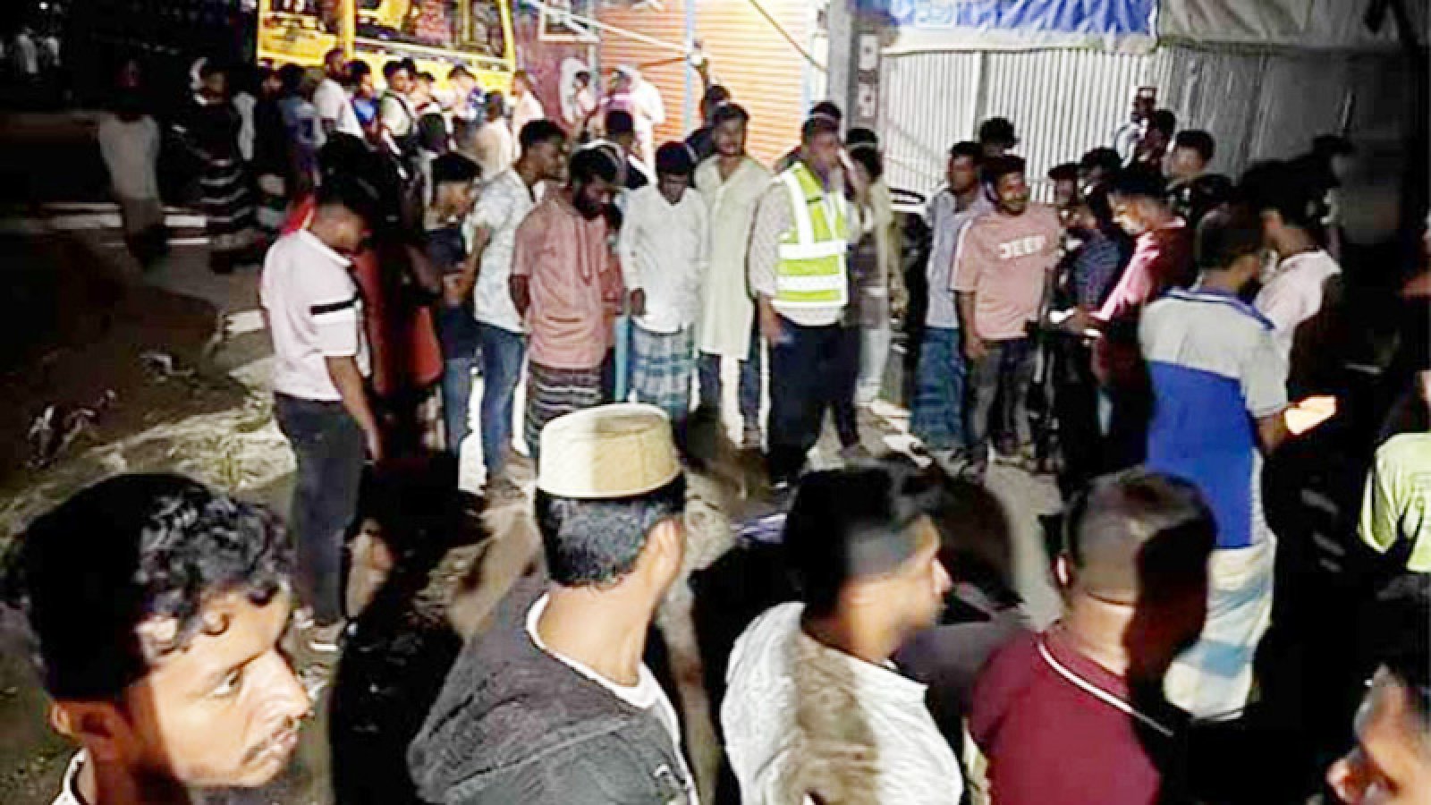 চাপা দিয়ে ৭ জনকে আহত করায় ট্রাকচালককে পিটিয়ে হত্যা