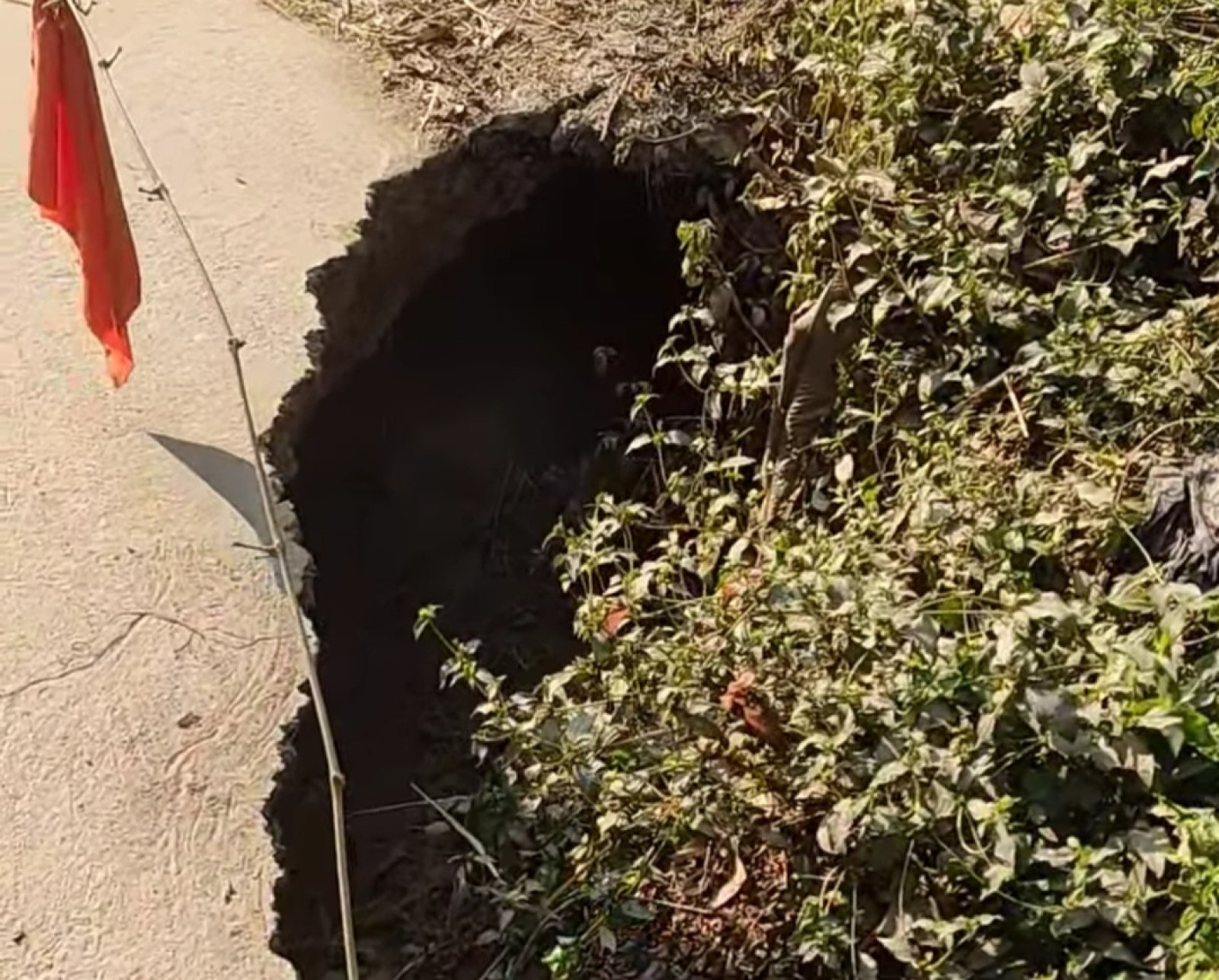 বদলগাছী-নাজিরপুর নদীর ব্রিজের দুপাশ ভেঙ্গে মরণফাঁদ, দেখার কেউ নেই