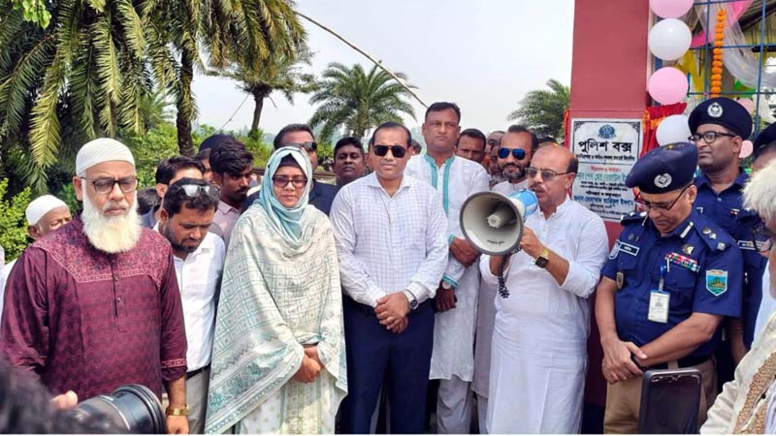 নওগাঁ-নাটোর সড়কে ছিনতাই, বসানো দুটি পুলিশ বক্স
