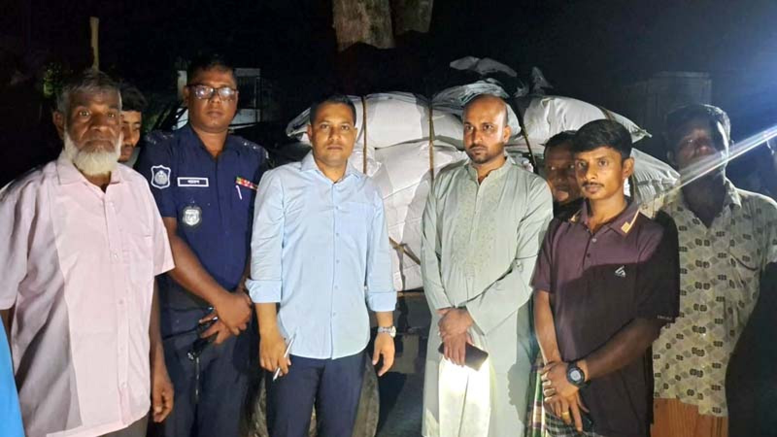 নওগাঁয় পাচারকালে আটক সার প্রকাশ্যে কৃষকদের মাঝে বিক্রি