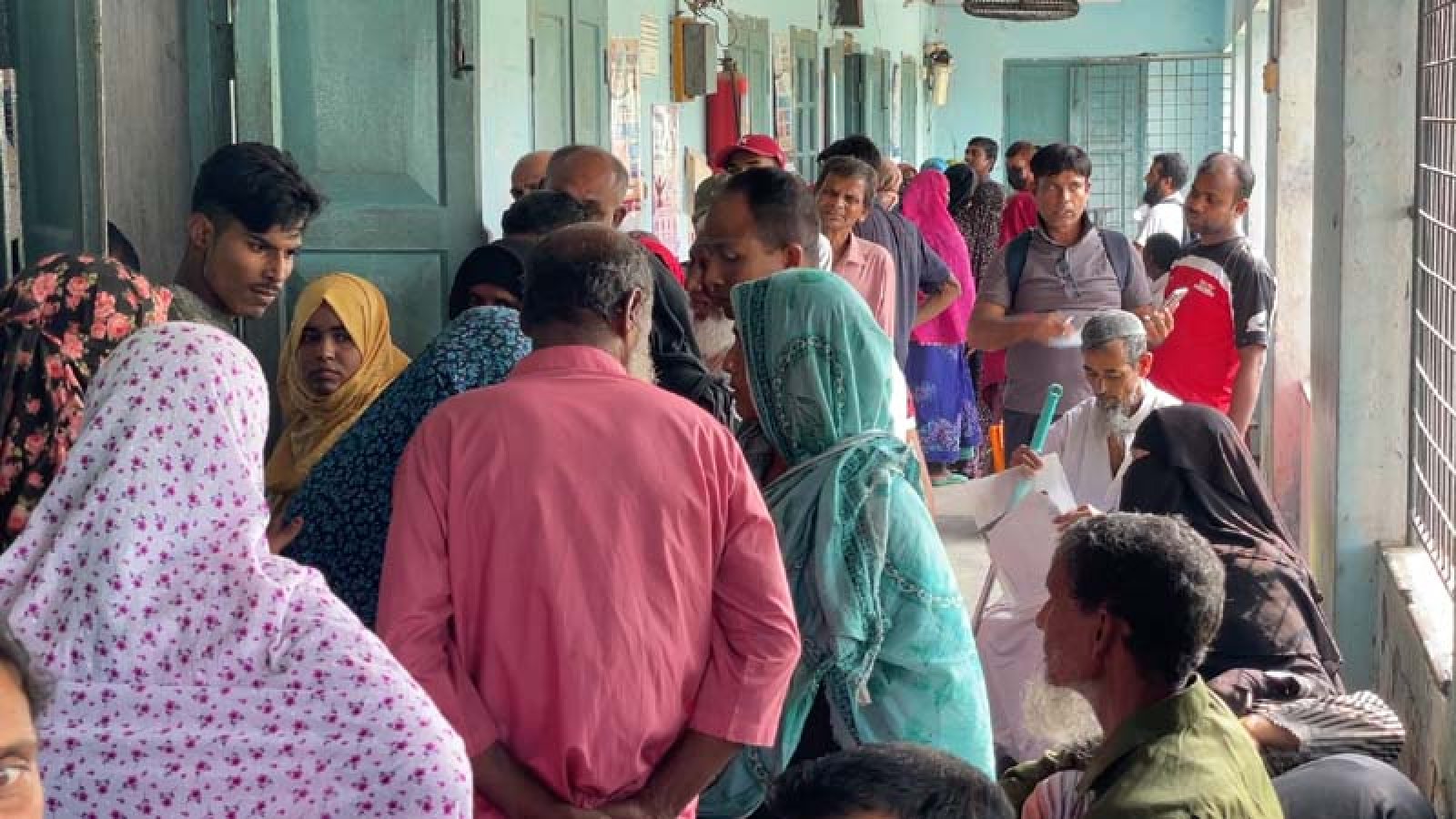 পাবনা মানসিক হাসপাতাল প্রতিষ্ঠার সাত দশকেও বহির্বিভাগে হয়নি বিশ্রামাগার; রোগী নিয়ে ভোগান্তিতে স্বজনরা