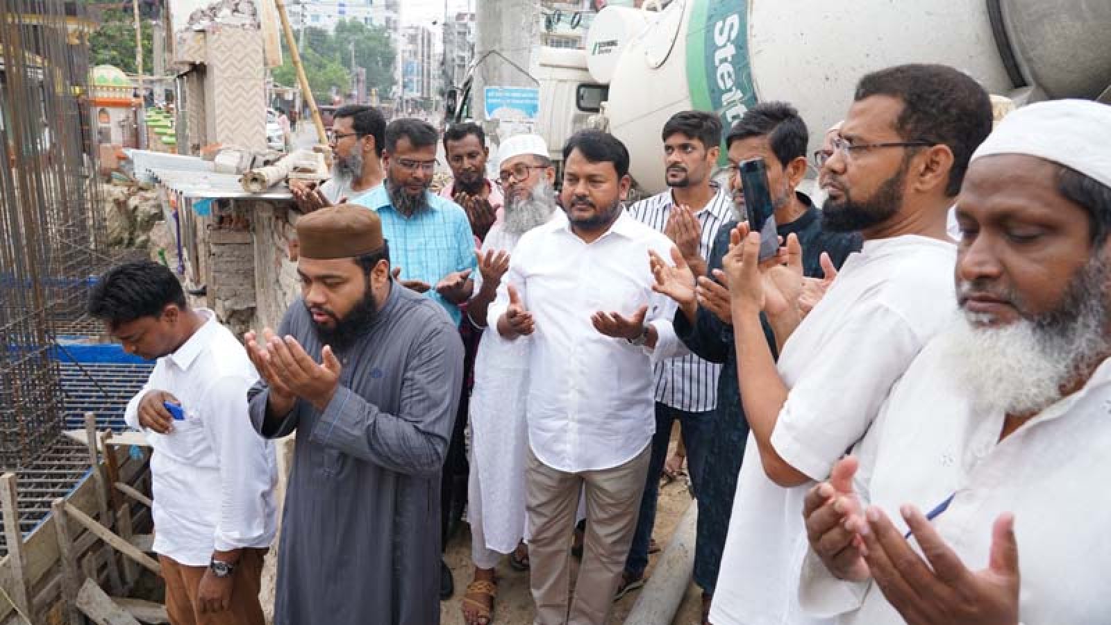 মীরের চক জামে মসজিদের বেজ ঢালাই কাজের উদ্বোধন করলেন রাসিক প্রশাসক