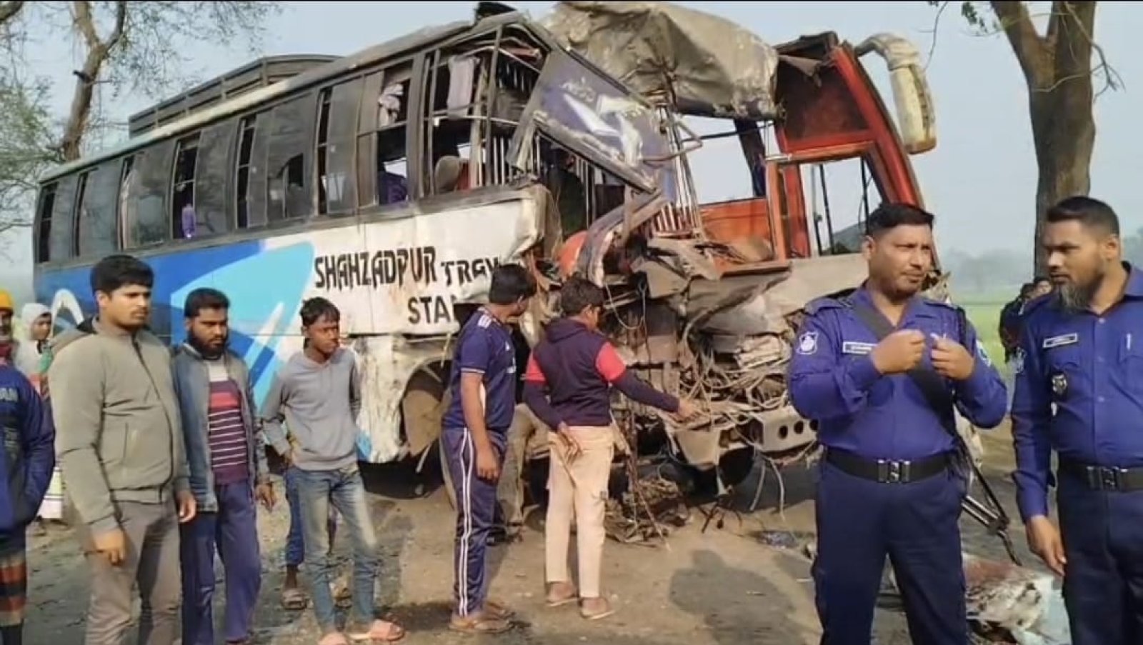 সাঁথিয়ায় দুই যাত্রীবাহী বাসের মুখোমুখি সংঘর্ষে প্রাণ গেল ৩ জনের-আহত ১৫জন