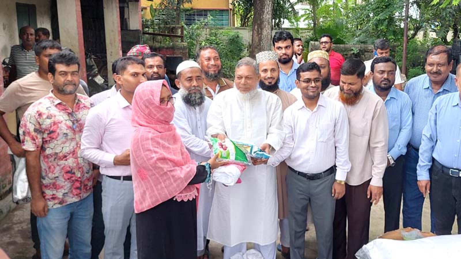 ঈশ্বরদীতে ৩২০০ প্রান্তিক  কৃষক পেলেন বীজ সার চারা