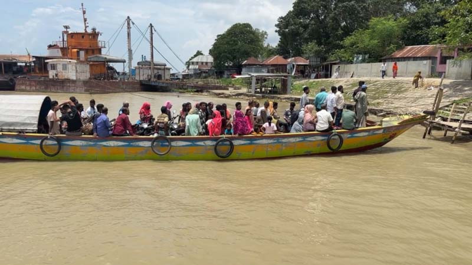 উত্তাল পদ্মায় ঝুঁকি নিয়ে চলছে খেয়া নৌকা