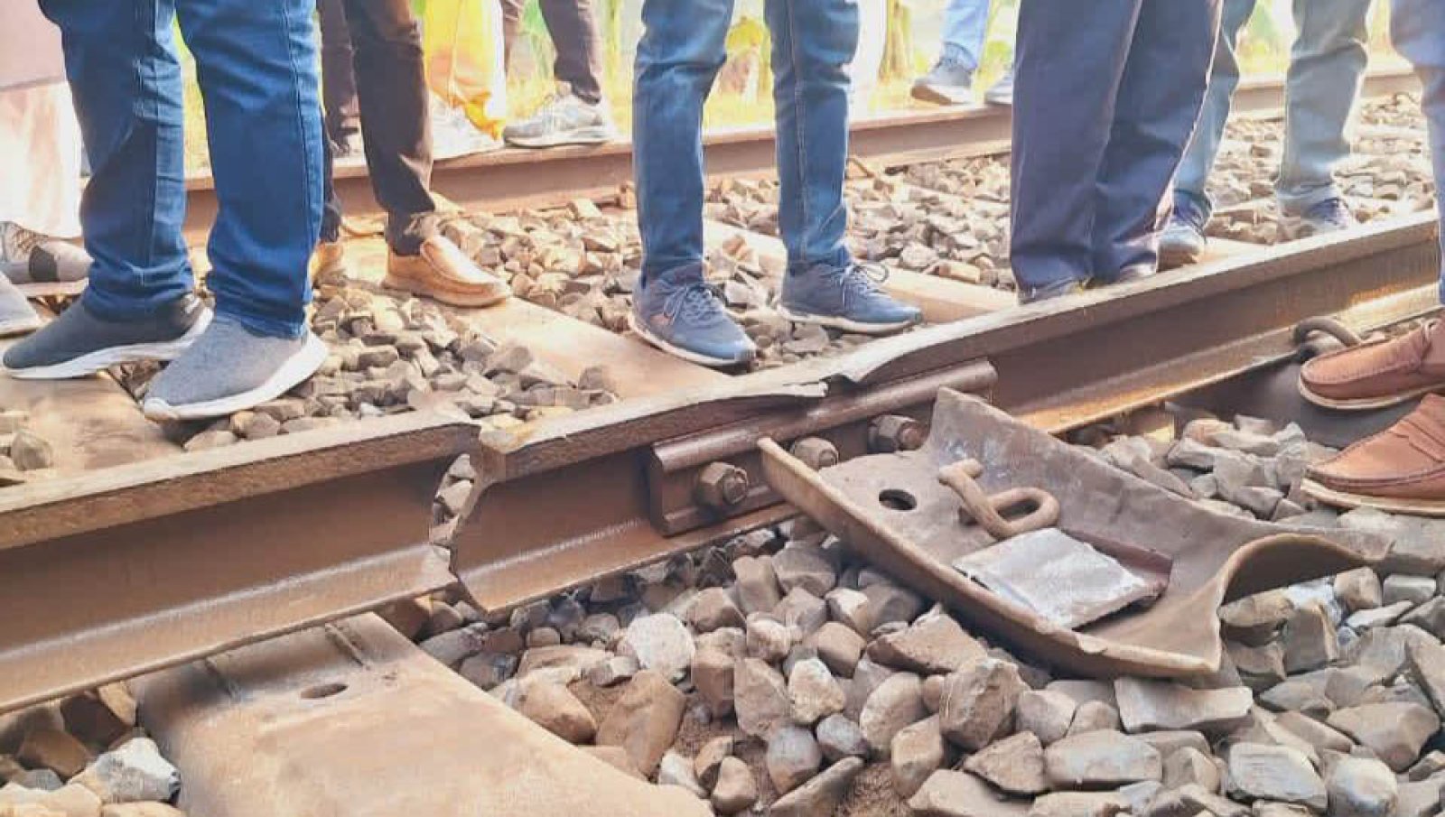 রেললাইন ভাঙায় ৪০ মিনিট দেরিতে আড়ানী ছাড়ে সিল্কসিটি