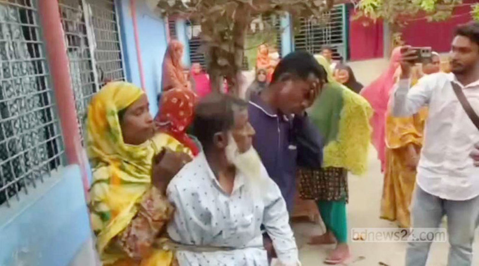 নাটোরে নারীসহ ৪ জনকে গাছে বেঁধে নির্যাতনের অভিযোগ