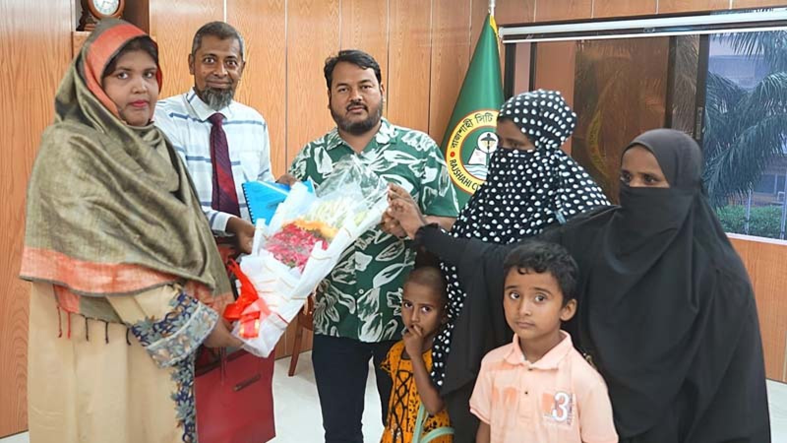 রাসিক প্রশাসকের সাথে চাঁদের আলো ফাউন্ডেশনের নেতৃবৃন্দের সৌজন্য সাক্ষাৎ