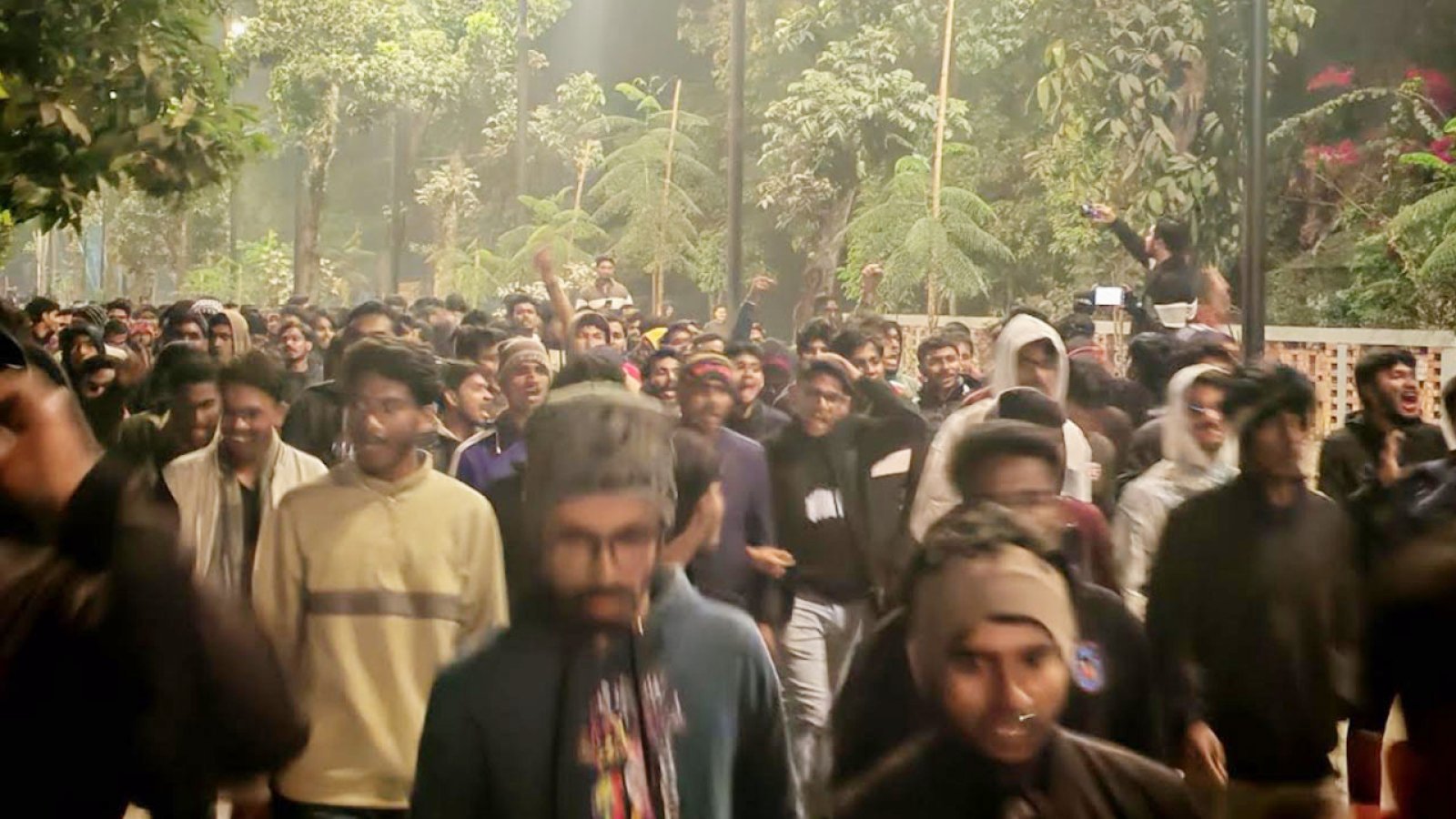 তিন দফা দাবিতে মধ্যরাতে খুবি শিক্ষার্থীদের বিক্ষোভ