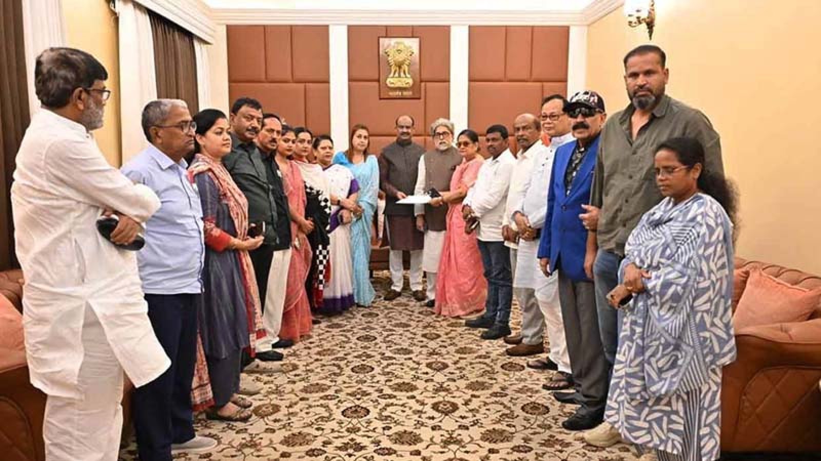 এবার মমতাকে ছেড়ে মোদির জোটে তৃণমূলের ২০ বিদ্রোহী সংসদ সদস্য