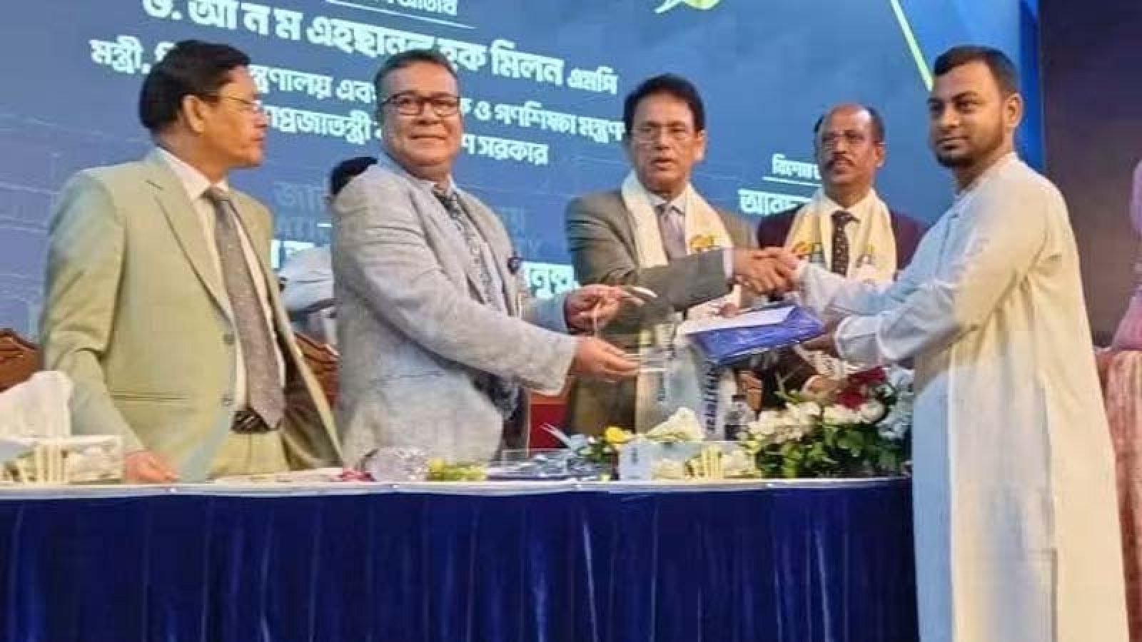 ভাইস-চ্যান্সেলর অ্যাওয়ার্ড পেলেন সাঁথিয়ার খাইরুল আবরার