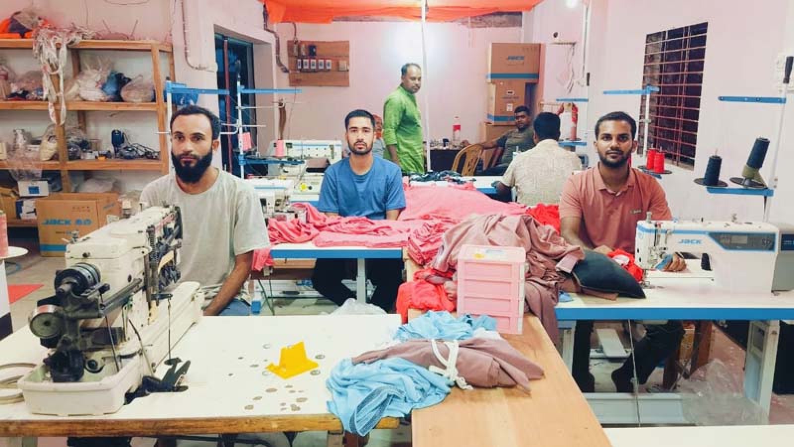 সিংড়ায় তিন যুবকের হাত ধরে স্বপ্নের দিগন্তে ‘অ্যাবসাইন ফ্যাশন’