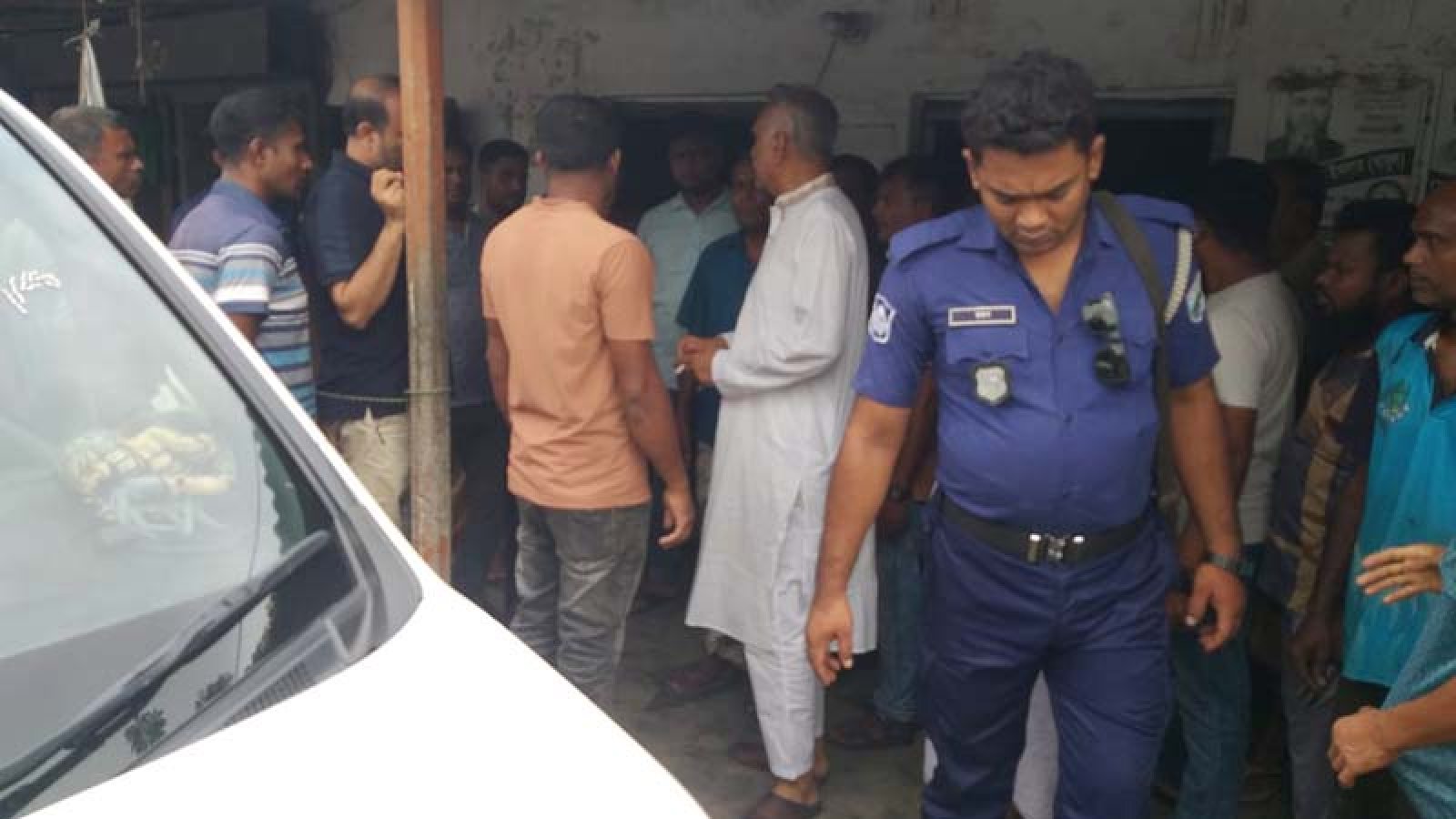 বাঘায় পেট্রোল বোমায় পুড়লো আড়ানী পৌর বিএনপি কার্যালয়, এমপি চাঁদের পরিদর্শন
