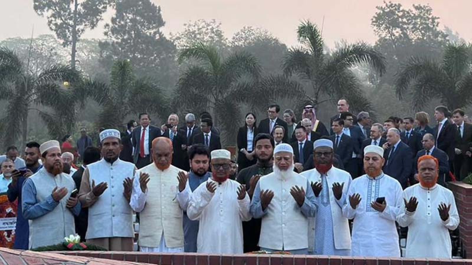 স্মৃতিসৌধে বীর শহীদদের শ্রদ্ধা জানালেন বিরোধীদলীয় নেতা